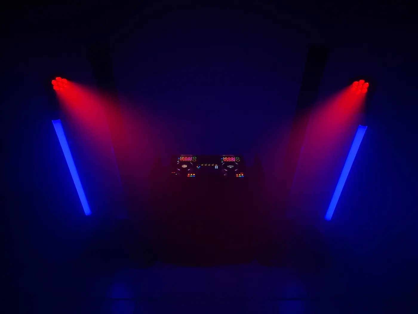 Lichtstrahlen werden durch feinen Nebel auf der Tanzfläche sichtbar