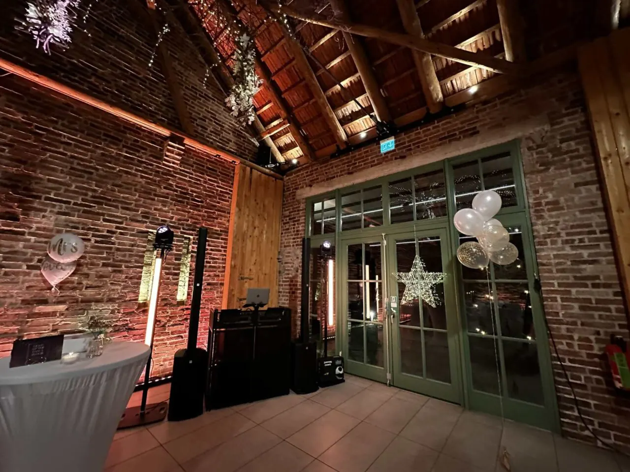 Tom Royce' DJ-Setup in einer Scheunenlocation, bereit für die Hochzeitsparty