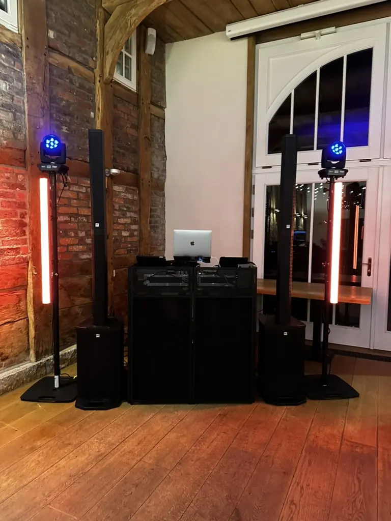 DJ-Setup mit LED-Tubes und Moving Heads im Restaurant & Hofcafé von Laer in Herford