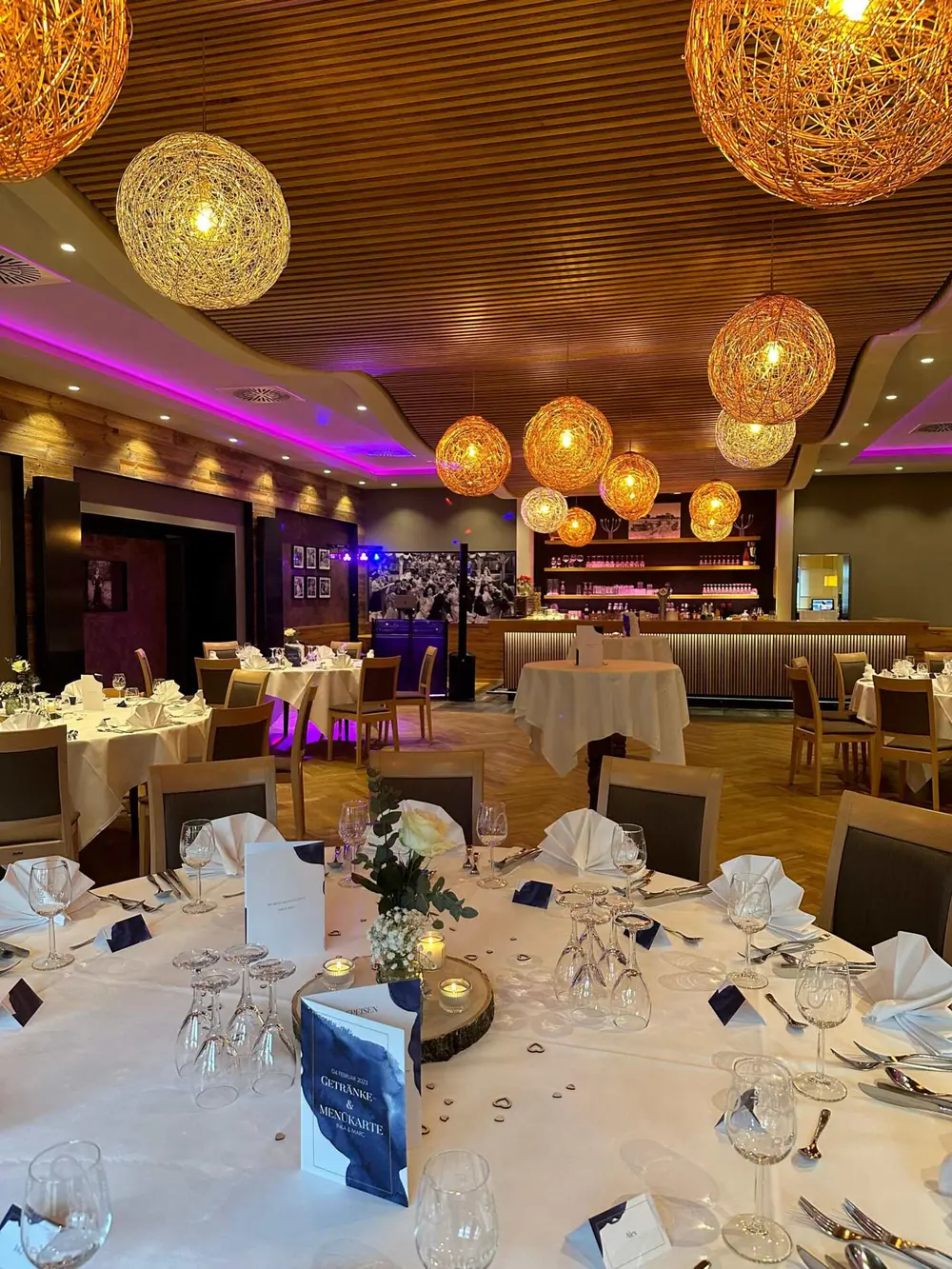 Festlich gedeckter Saal im Hotel Restaurant Zur Linde in Rinteln-Eisbergen