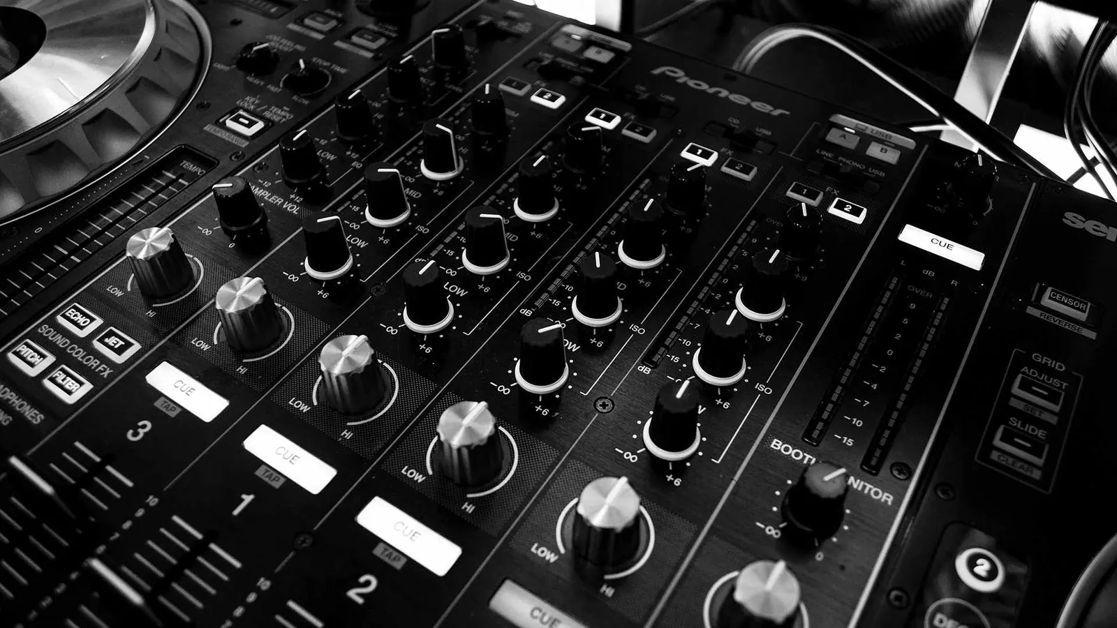 Nahaufnahme des DJ-Controllers mit beleuchteten Reglern