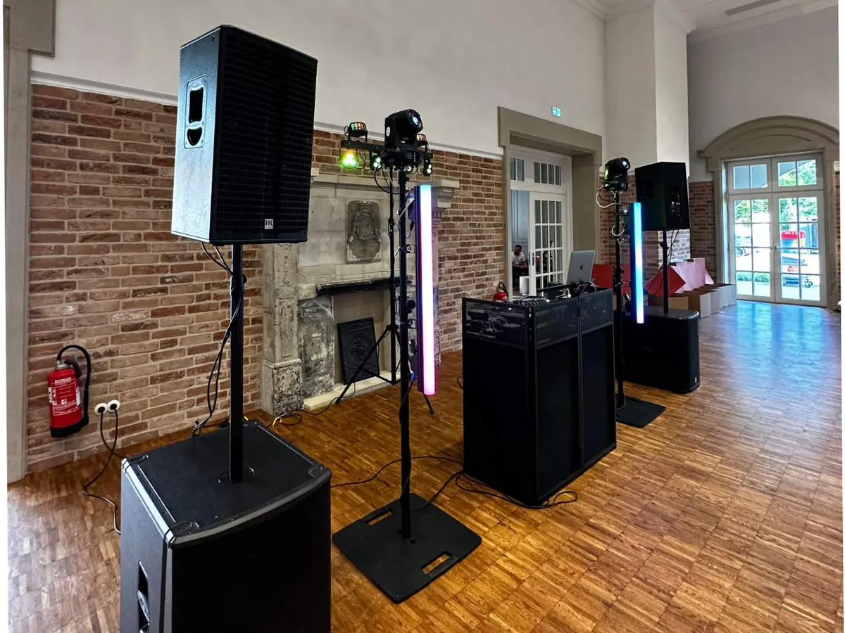 PLUS-Setup vor Ort mit Lautsprechern, Subwoofern und LED-Tubes